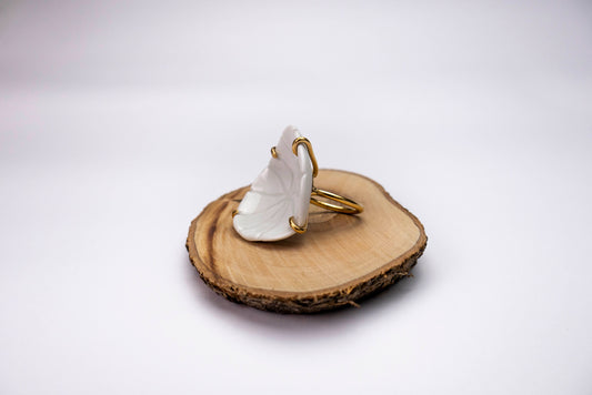 Δαχτυλίδι με λουλούδι λευκής πορσελάνης.