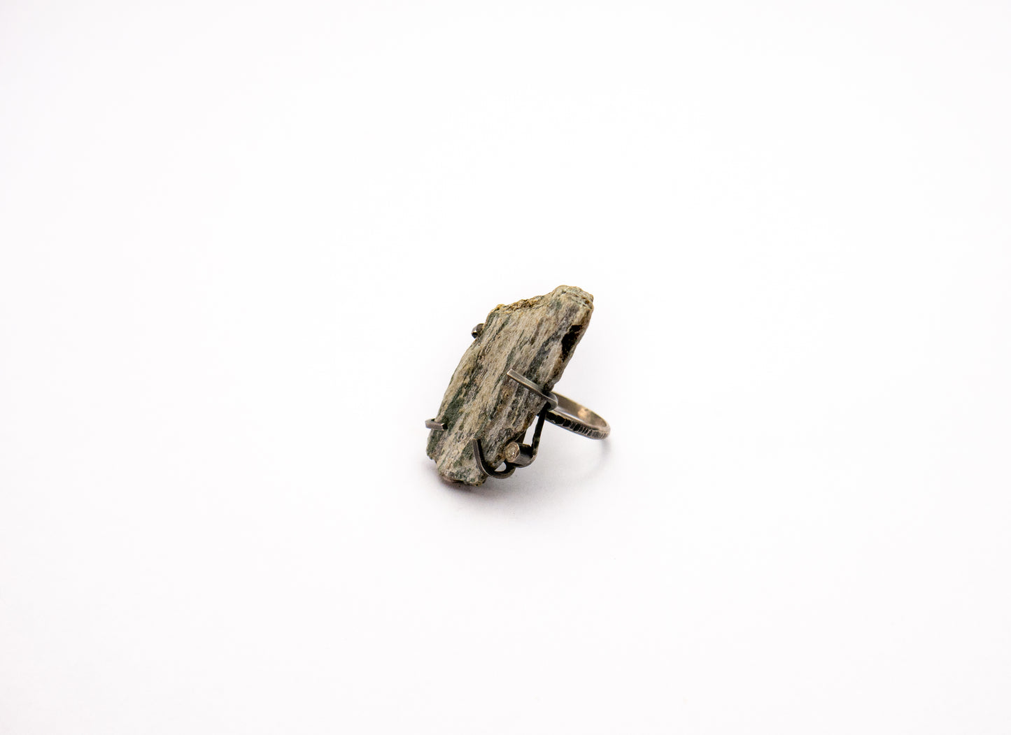 Ασημένιο δαχτυλίδι με βότσαλο και swarovski.