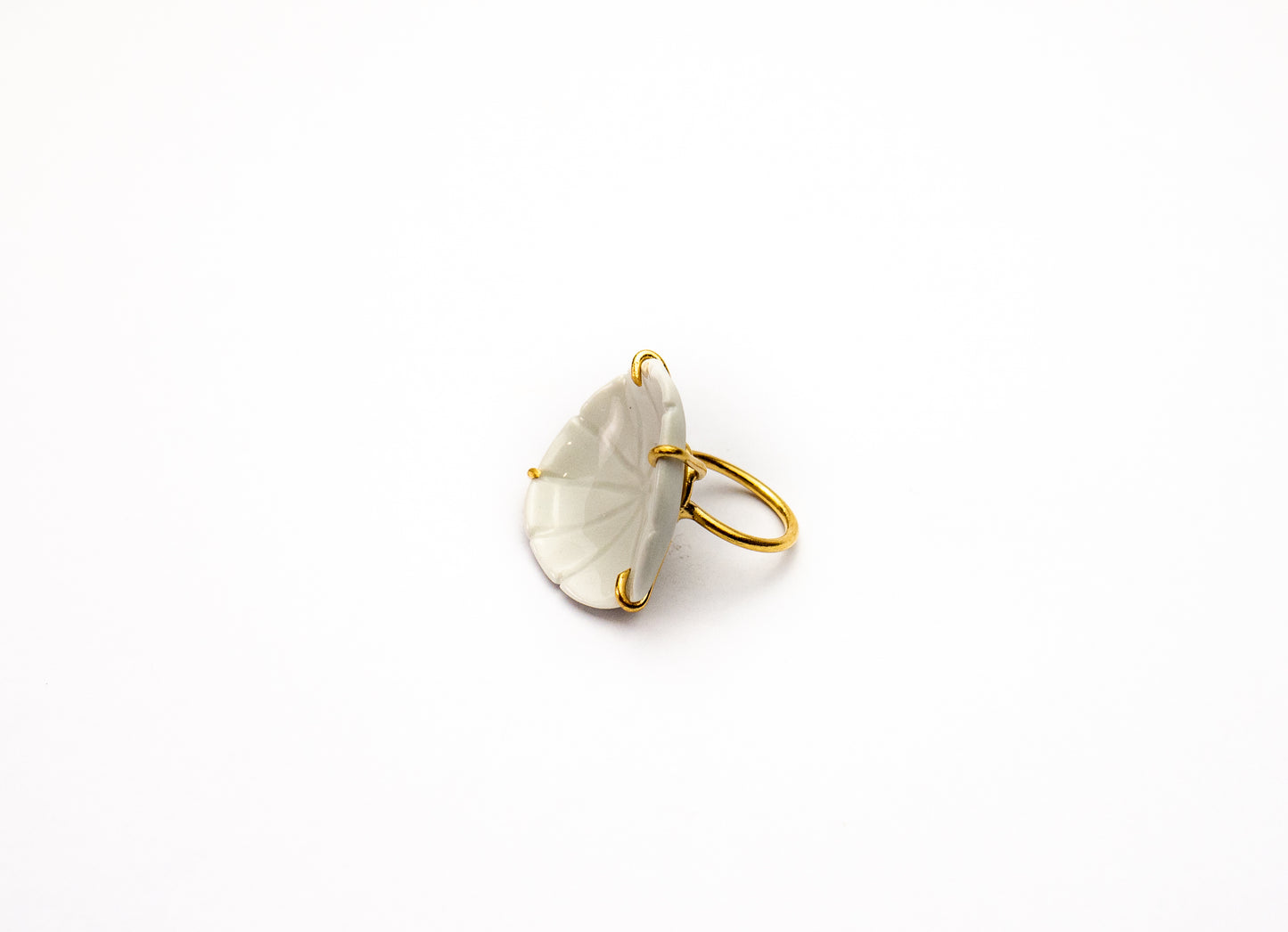 Δαχτυλίδι με λουλούδι λευκής πορσελάνης.